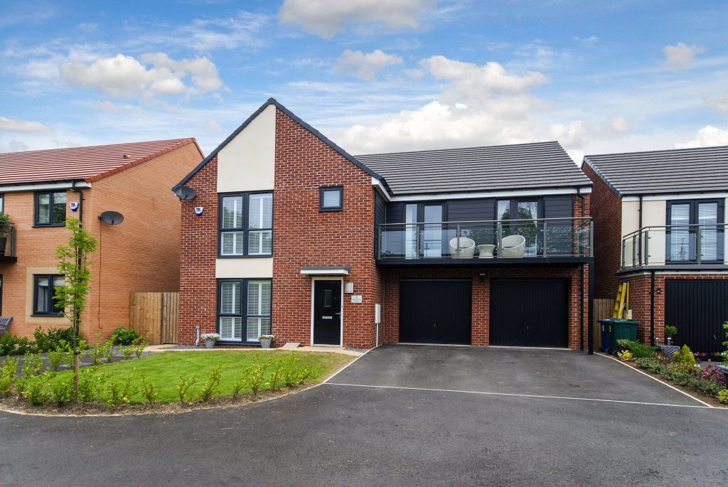 5 BEDROOM DETACHED HOUSE ON ASPENWOOD GROVE, NEWCASTLE GREAT PARK