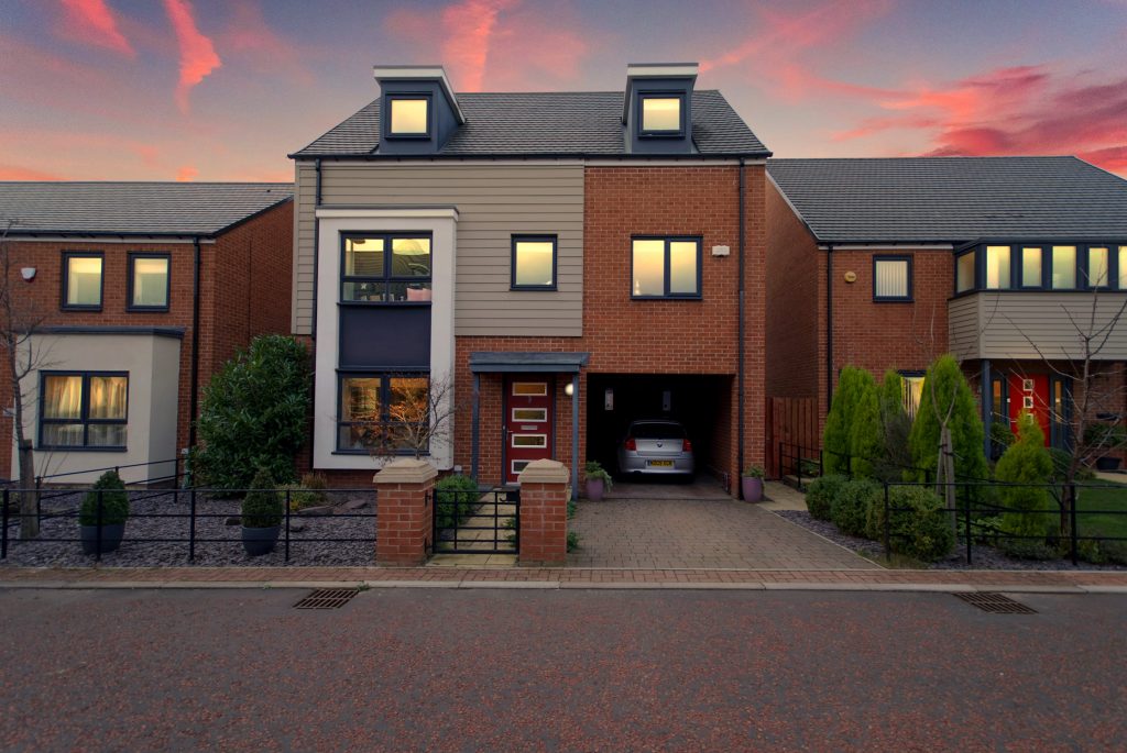4 BEDROOM DETACHED HOUSE ON KIMMERSTONE ROAD, GREENSIDE