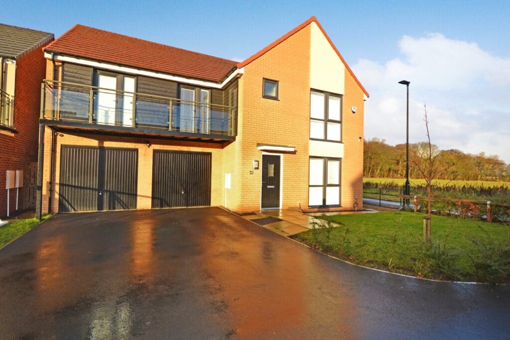 5 BEDROOM DETACHED HOUSE ON ASPENWOOD GROVE, NEWCASTLE GREAT PARK