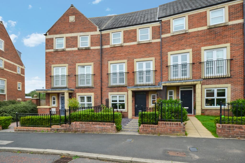 4 BEDROOM TOWNHOUSE SOLD ON FEATHERSTONE GROVE, MELBURY