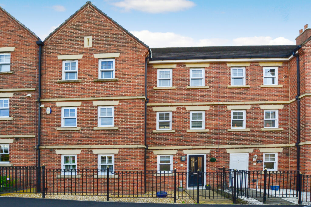 5 BEDROOM HOUSE SOLD ON FEATHERSTONE GROVE, MELBURY