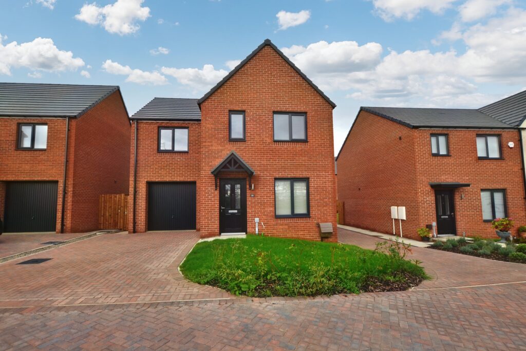 4 BEDROOM DETACHED HOUSE LET ON RED KITE DRIVE, KENTON BANK FOOT